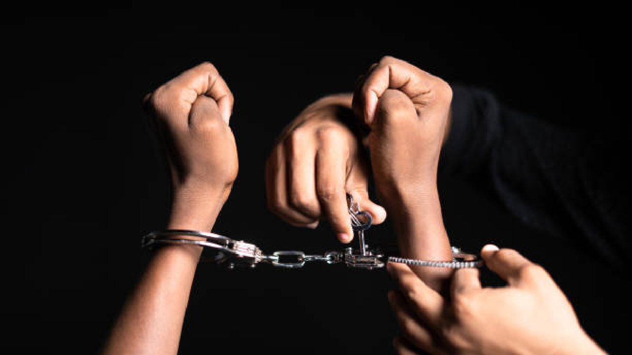 चलो निकलो यहा से! रत्नागिरी पोलिसांची मोठी कारवाई; बांग्लादेशी महिलेला केली अटक