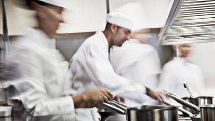 Iran Israel युद्धामुळे विद्यार्थी, नोकरदार उपाशी राहणार? गॅस तुटवड्यामुळे हॉटेल, मेस अन्….; नुकसान किती?