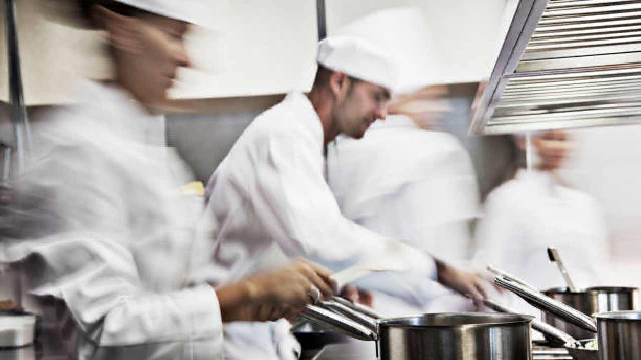 Iran Israel युद्धामुळे विद्यार्थी, नोकरदार उपाशी राहणार? गॅस तुटवड्यामुळे हॉटेल, मेस अन्….; नुकसान किती?