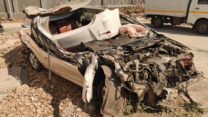 अति भयंकर! कारचा ताबा सुटला, डिव्हायडर तोडले अन् थेट…; भीषण Accident मध्ये तिघांचा जागीच मृत्यू