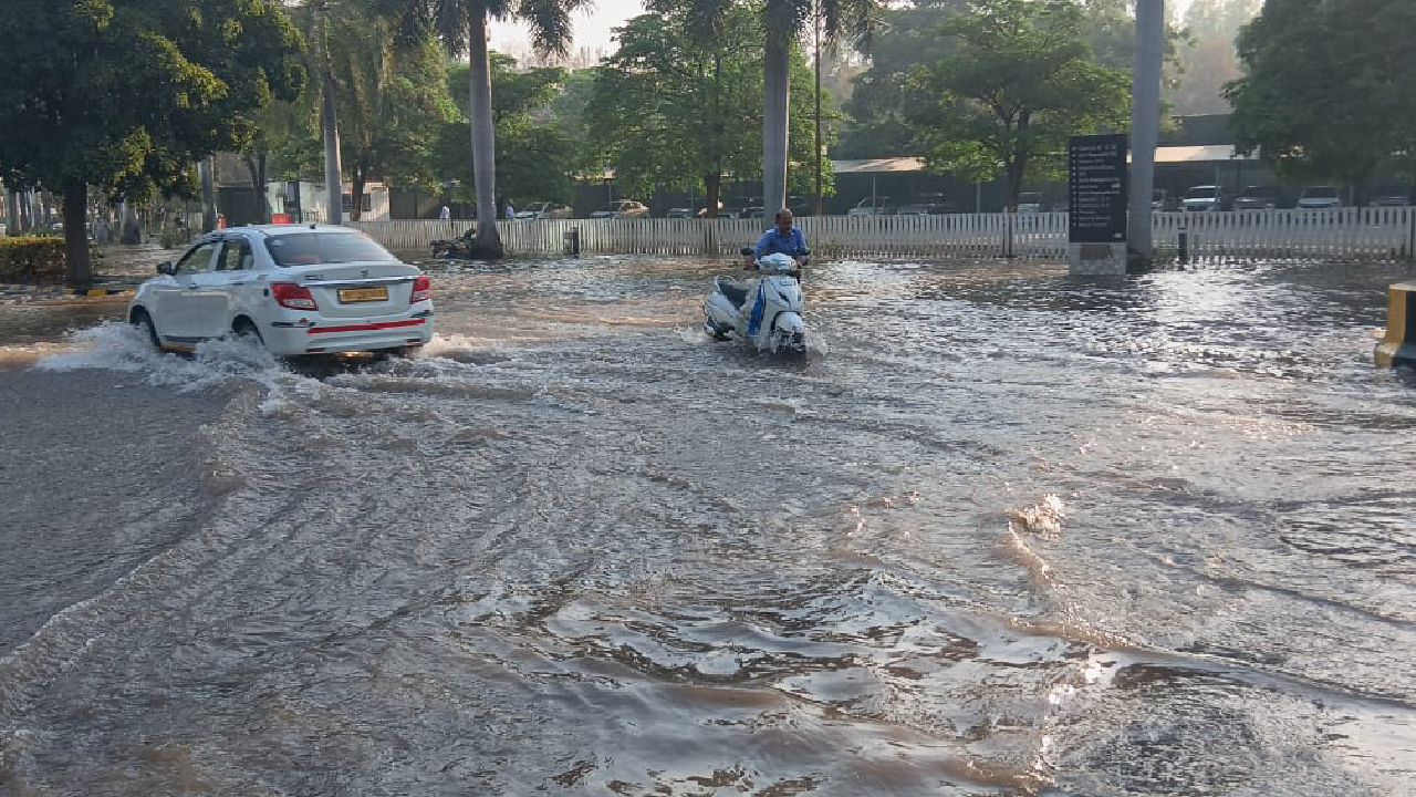 पुण्यात काय बी घडू शकतंय! ना पूर, ना पाऊस तरीही शहरात पाणीच पाणी; नेमका विषय तरी काय?