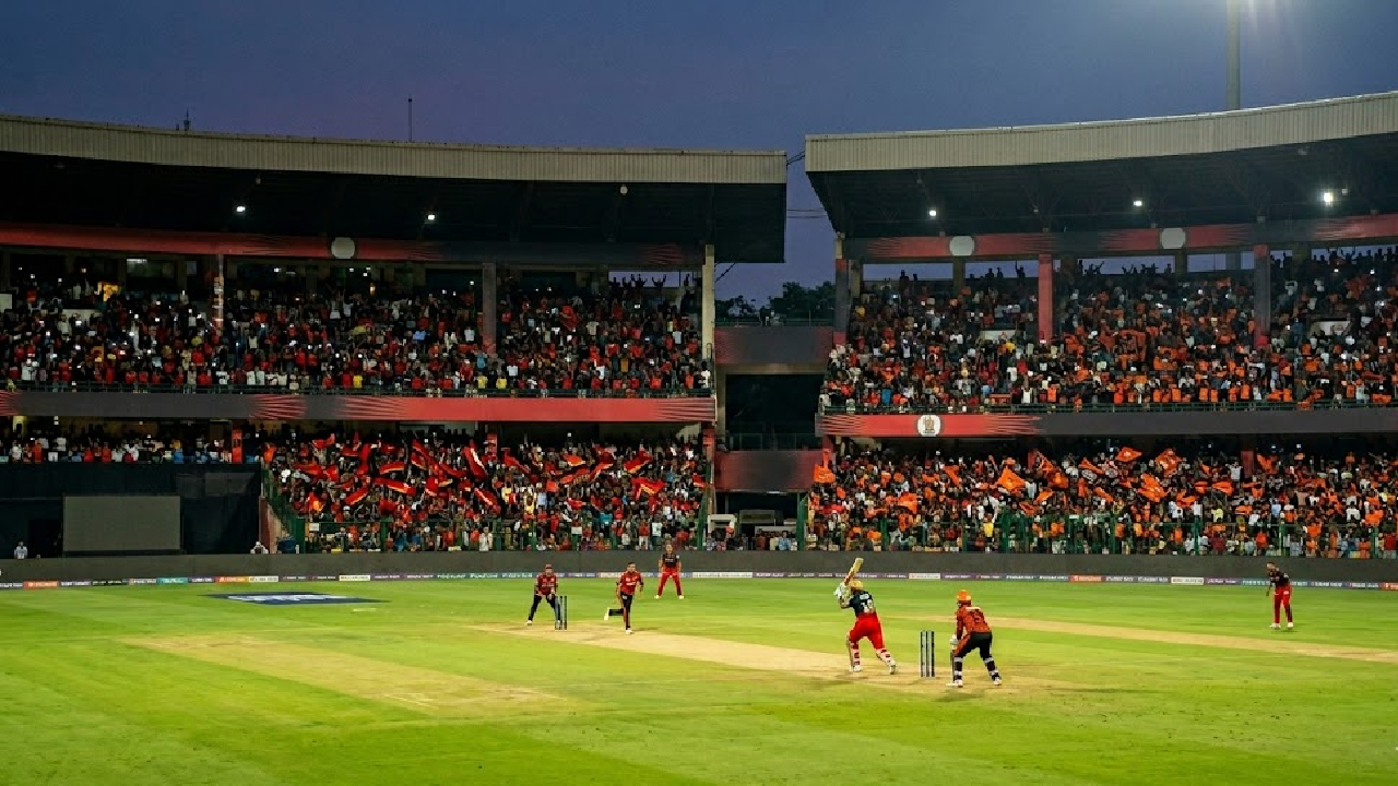 RCB vs SRH हायव्होल्टेज ड्रामा! 1300 चे तिकीट आता ४७ हजारांवर? ‘असे’ करा तुमचे बुकिंग