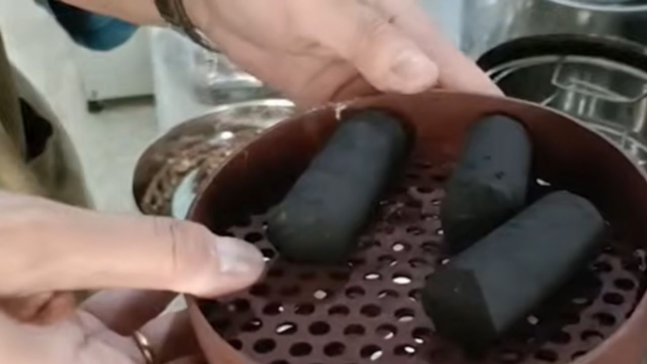 Pune LPG Shortage : गॅसला पारंपारिक पर्याय, कोळशाच्या मदतीने अन्न शिजवण्याची चाकरमान्यांवर वेळ