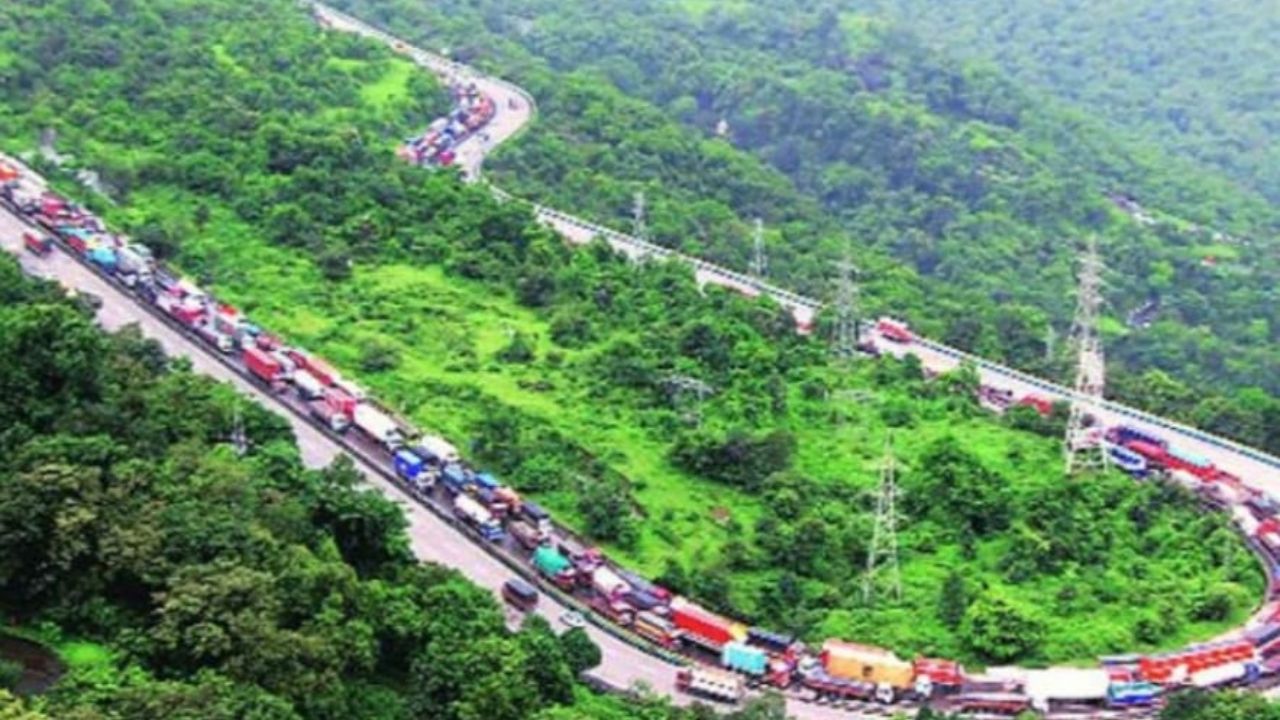 Pune Mumbai Expressway Traffic : लोणावळा घाटात पुन्हा भीषण वाहतूक कोंडी; ४-५ किमी वाहनांच्या रांगा, प्रवासी त्रस्त