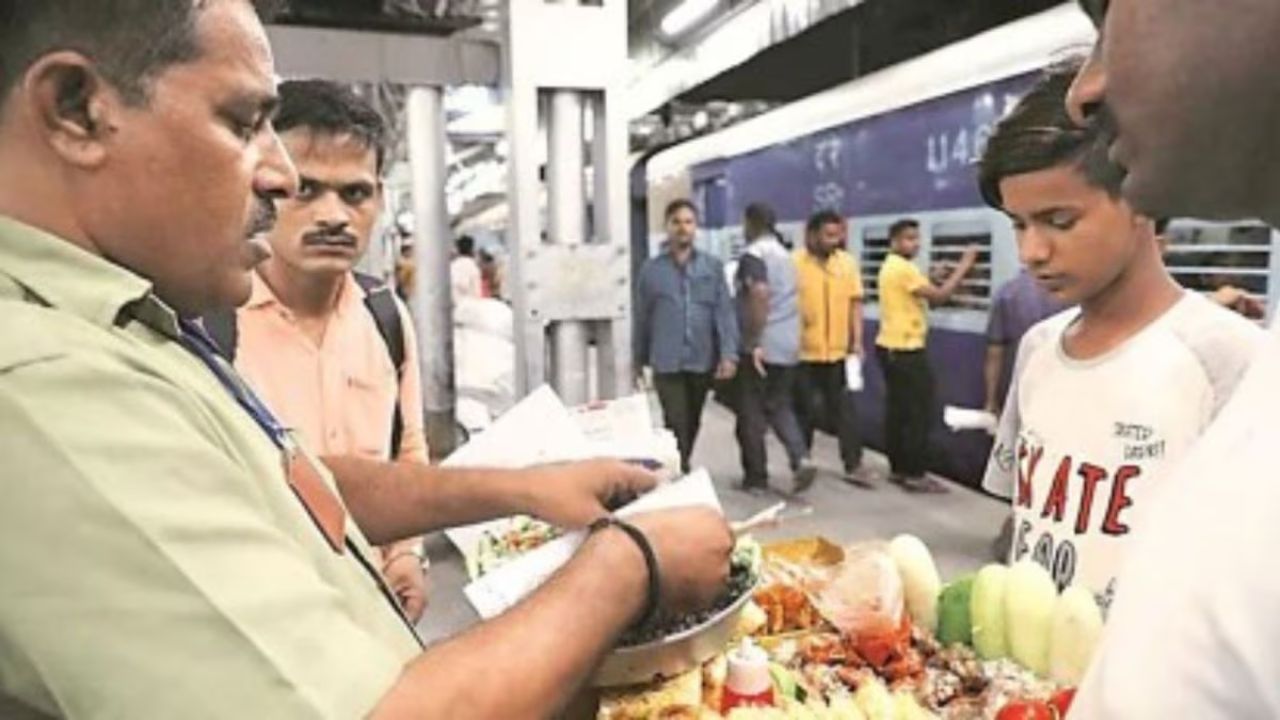 Railway News : पुणे रेल्वे विभागाचा अनधिकृत विक्रेत्यांना दणका; सात हजारांहून अधिक प्रकरणे नोंद