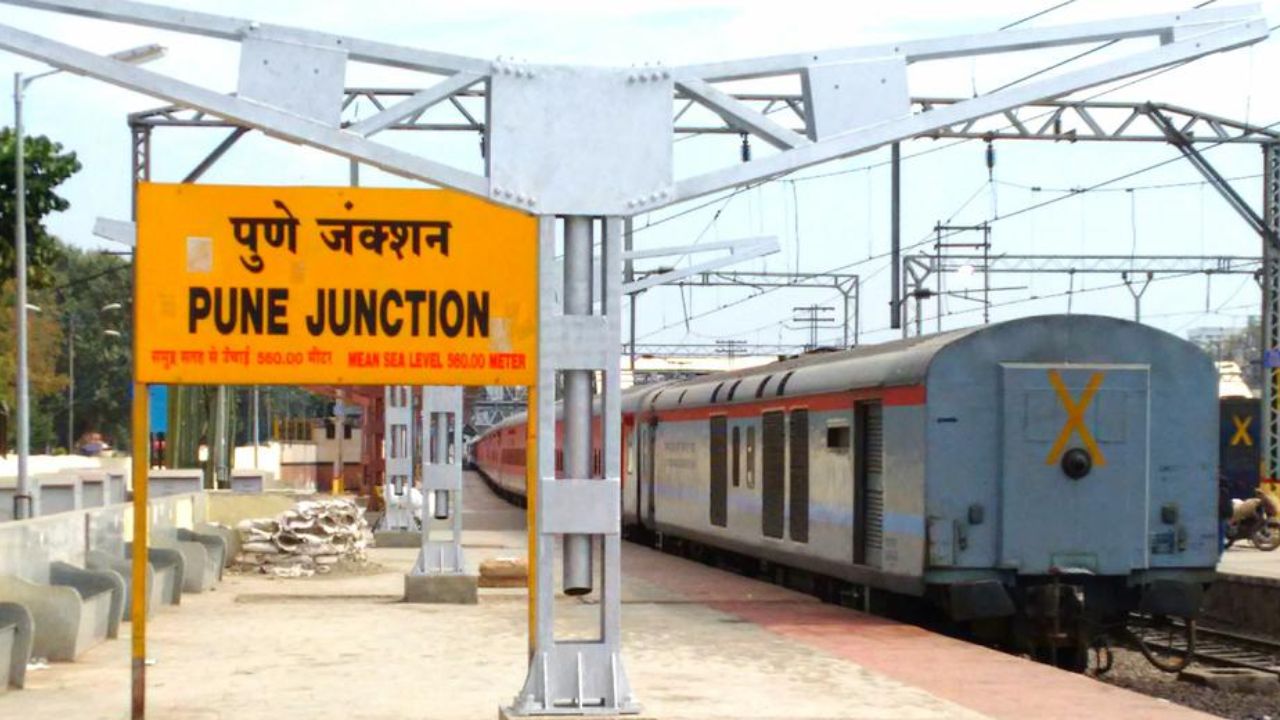 Railway News : प्रवाशांना लुटणाऱ्या विक्रेत्यांवर कारवाईचा दणका; 121 जणांवर दंडात्मक कारवाई