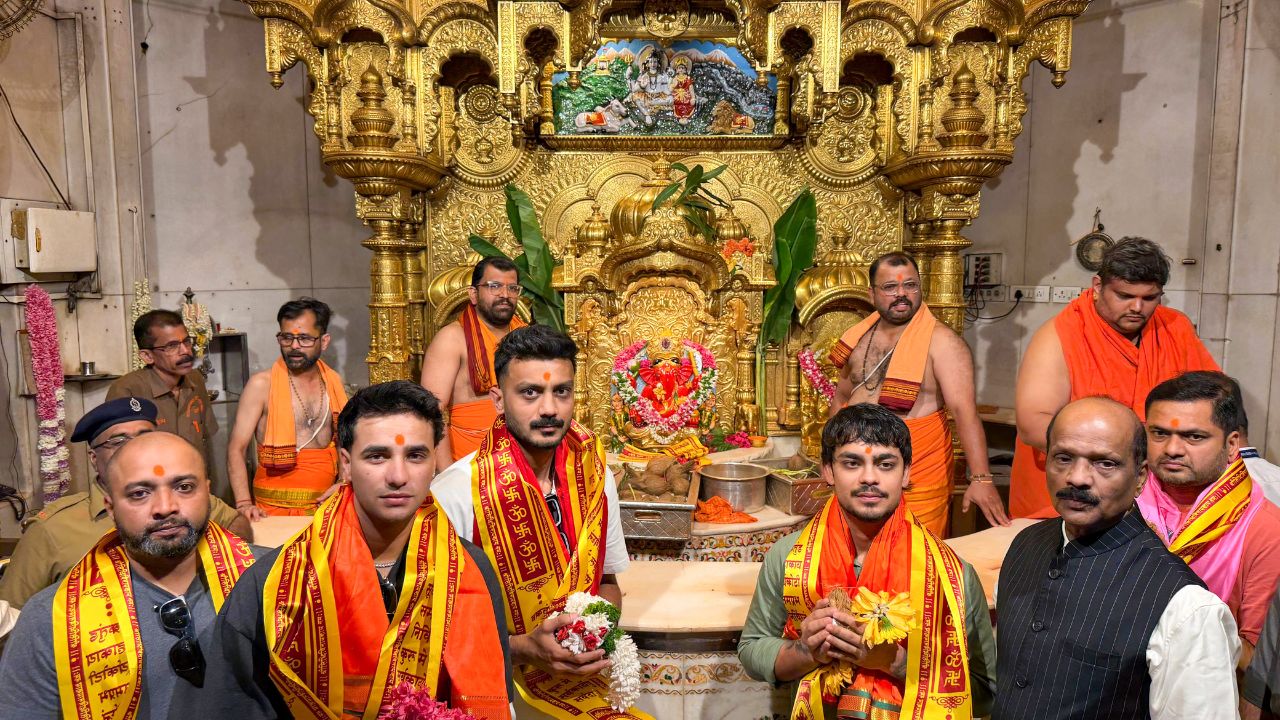 बाप्पा पावणार? सेमीफायनलपूर्वी Team Indiaचे खेळाडू सिद्धीविनायकाच्या चरणी, पाहा VIDEO