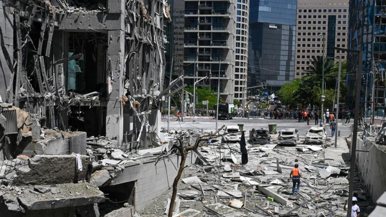 Iran-US War: कतारमध्ये अडकलेल्या भारतीयांसाठी ‘अ‍ॅडव्हायझरी’; सुरक्षेसाठी घराबाहेर न पडण्याच्या सूचना