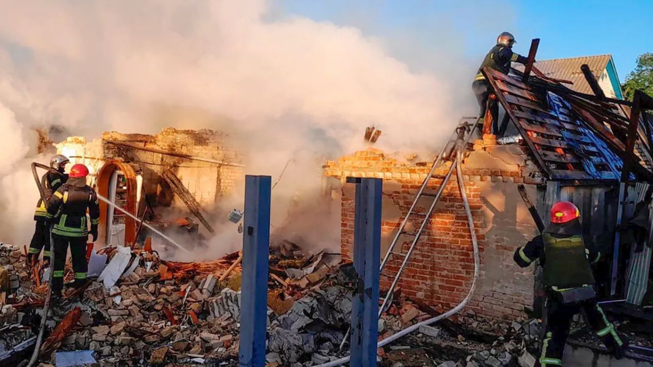 Russia Ukraine War : मध्यपूर्वेतील तणावादरम्यान रशियाची मोठी चाल! युक्रेनवर आतापर्यंतचा सर्वात मोठा हल्ला, शांतता चर्चेला तडा?