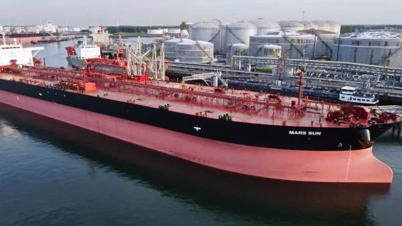 Russian Oil: चीनकडे जाणारे रशियन महाकाय तेल टँकर्स अचानक भारताकडे वळले; इराण युद्धाच्या भडक्यात भारतासाठी ‘जॅकपॉट’