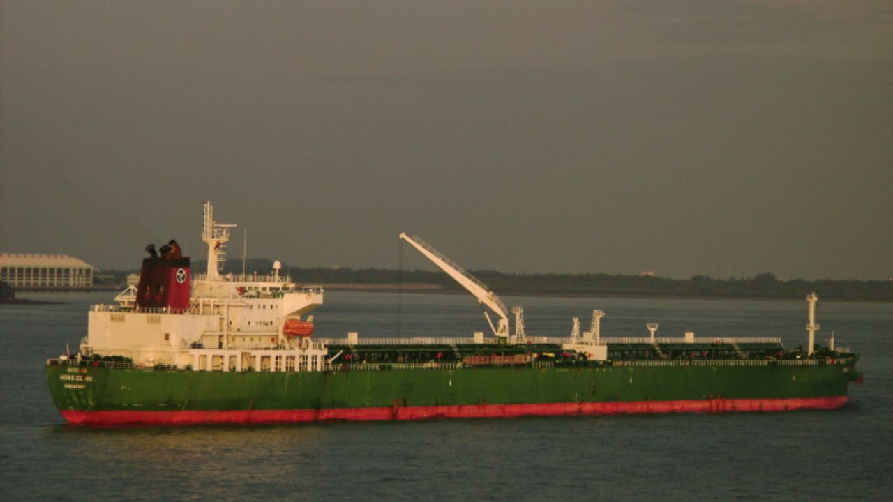 Middle East War: युद्धाचा पहिला भारतीय बळी! इराकजवळ अमेरिकेच्या तेल टँकरवर इराणचा घातक हल्ला; 15 जणांना वाचवण्यात यश