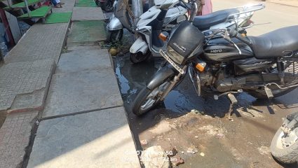 Satara News : वाईत ‘पारदर्शक कारभार’ की कागदोपत्री स्वच्छता? ब्राह्मणशाहीत गटारे तुंबून रस्त्यावर सांडपाणी