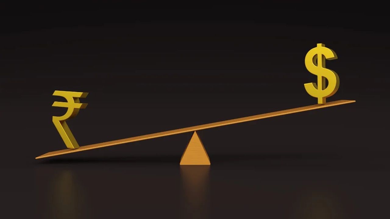 अर्थव्यवस्थेवर दुहेरी संकट! इतिहासात पहिल्यांदाच एका डॉलरचे मूल्य 93 पार, भारतीय चलनाला मोठा फटका