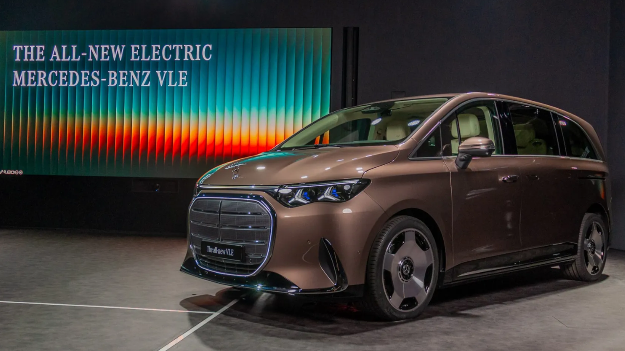 Mercedes Benz : लक्झरी आणि पॉवर! मर्सिडीजची ‘ही’ राजेशाही इलेक्ट्रिक कार, एका चार्जवर धावणार 700km; पाहा जबरदस्त फीचर्स