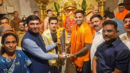 Suryakumar Yadavआणि Gautam Gambhir सिद्धिविनायकाच्या चरणी, 2026 T20 World Cup ची ट्रॉफी घेऊन पोहोचले बाप्पाच्या दर्शनाला