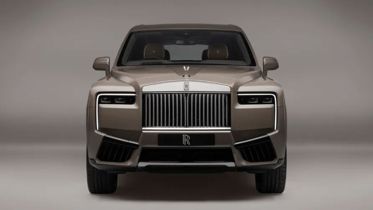 Rolls-Royce Cullinan च्या मागील सीटवर बसण्यास मनाई! करोडोंच्या कारबाबत कंपनीचा गंभीर इशारा; नेमकं कारण काय?