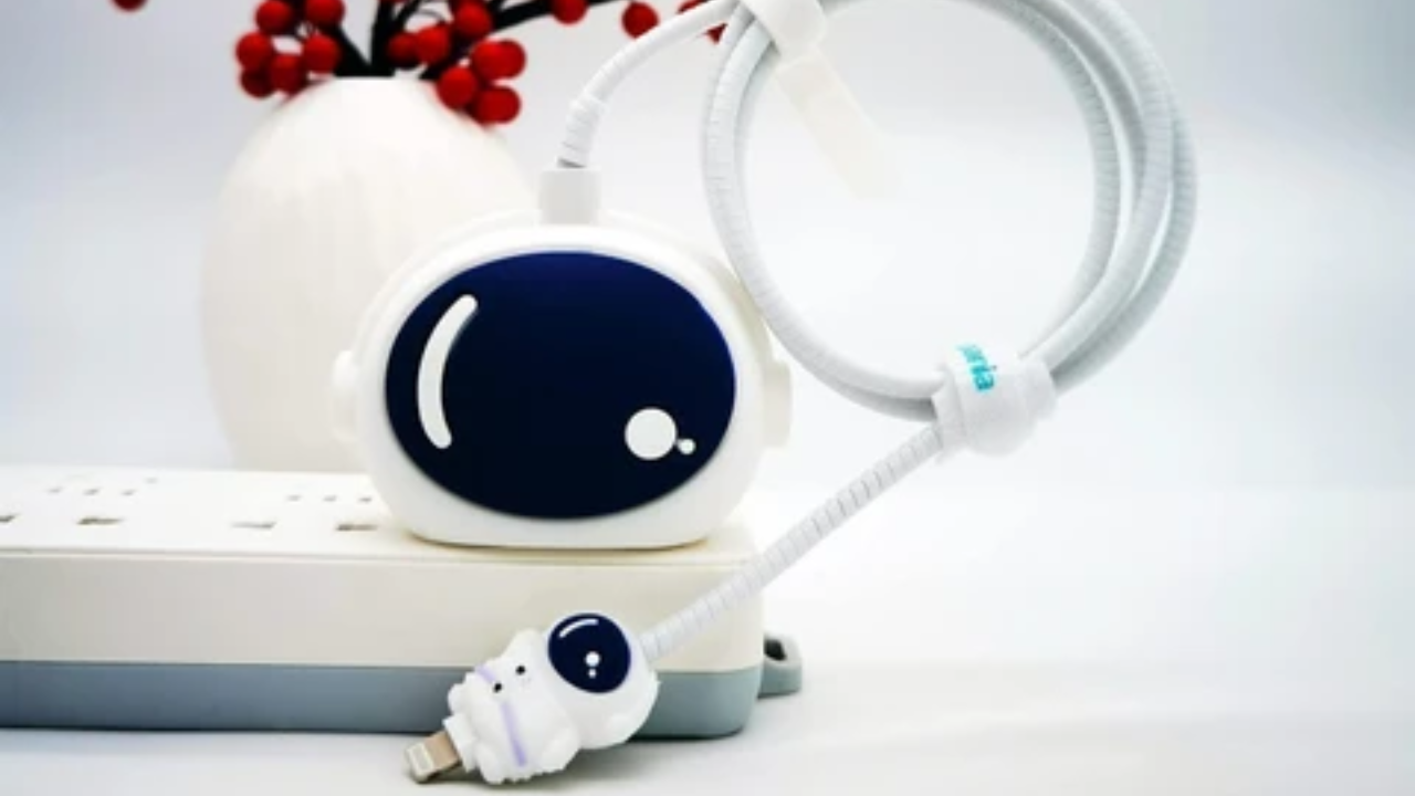 Charging Safety Tips : मोबाईल चार्जरवर कव्हर वापरताय? ही चूक तुम्हाला पडू शकते महागात