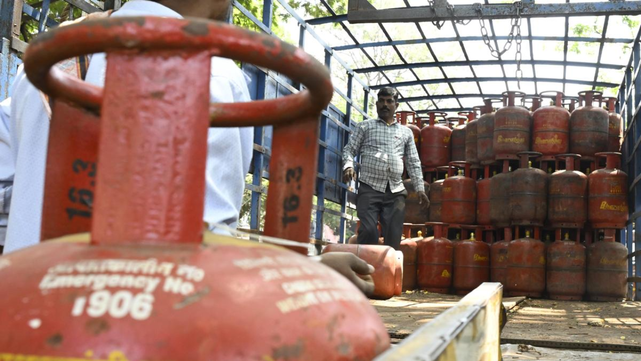 LPG Cylinder Rate: सर्वसामान्यांच्या खिशाला पुन्हा कात्री? घरगुती सिलिंडरच्या किमतीत झाली वाढ; तुमच्या शहरातील दर काय?