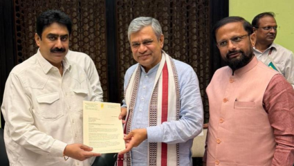 मुंबई उपनगरीय Railway तील सुरक्षेचा प्रश्न ऐरणीवर; तातडीच्या उपाययोजनांची खा. संजय दिना पाटील यांची मागणी