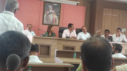 Satara News : रस्ते कामातील दिरंगाईवर वाईत नागरिकांचा संताप; नगरपरिषद सभेत प्रशासनाला जाब