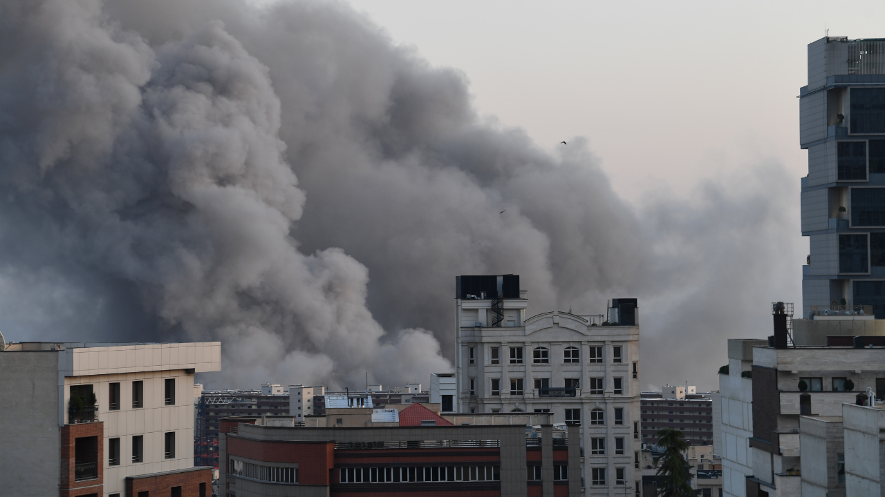 US Iran War : इराणमधील हल्ल्यांचा धूर पोहोचणार पाकिस्तानपर्यंत? पश्चिमी भागात ‘AQI’ बिघडण्याचा धोका!