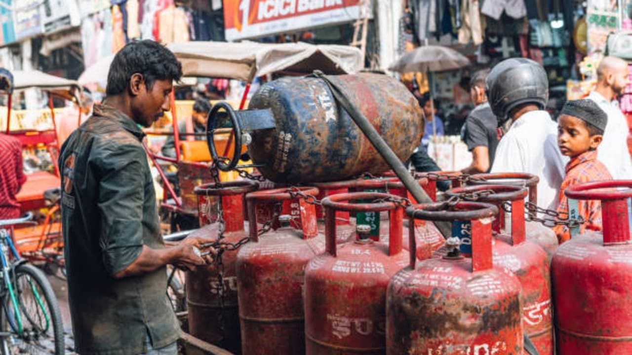 LPG Shortage: गॅस बुकिंगबाबतची भिती कमी होत असताना सरकारचा मोठा निर्णय; हॉटेल्स आणि रेस्टॉरंट्सना दिलासा?