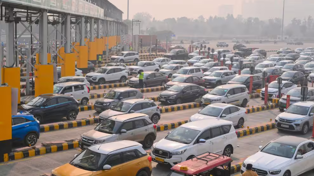 FASTag News: उत्तरपासून दक्षिणेपर्यंत… नॅशनल हायवेवरील टोल दरात मोठी वाढ! १ एप्रिलपासून ‘या’ राज्यांत प्रवास महागणार