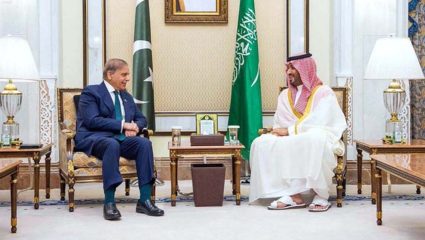 Middle East Conflict : आधी मुनीर आता शाहबाज शरीफ… सौदीमध्ये नेमकं शिजतंय काय? इराणविरोधात मैदानात उतरणार पाकिस्तान?