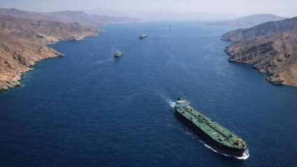 Strait of Hormuz Crisis : ‘१८ कोटी द्या, तरच…’ , इराणने रोखला होर्मुझचा मार्ग; जगभरात इंधनाचा हाहा:कार माजणार?