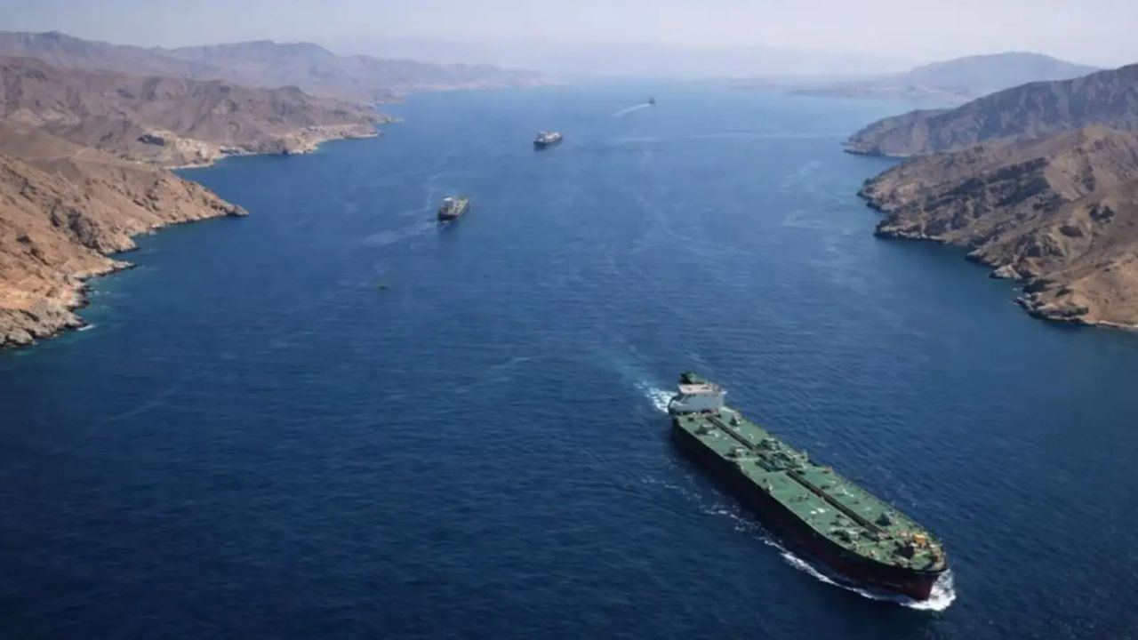 Strait of Hormuz Crisis : ‘१८ कोटी द्या, तरच…’ , इराणने रोखला होर्मुझचा मार्ग; जगभरात इंधनाचा हाहा:कार माजणार?