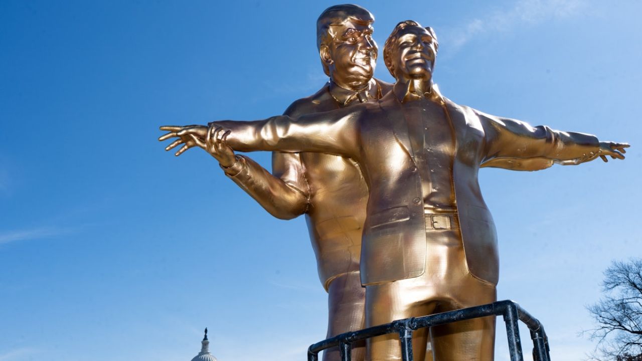 खळबळजनक! वॉशिंग्टनमध्ये भर चौकात Trump-Epstein चा ‘टायटॅनिक’ स्टाईल पुतळा; अमेरिकेत नवा वाद पेटला