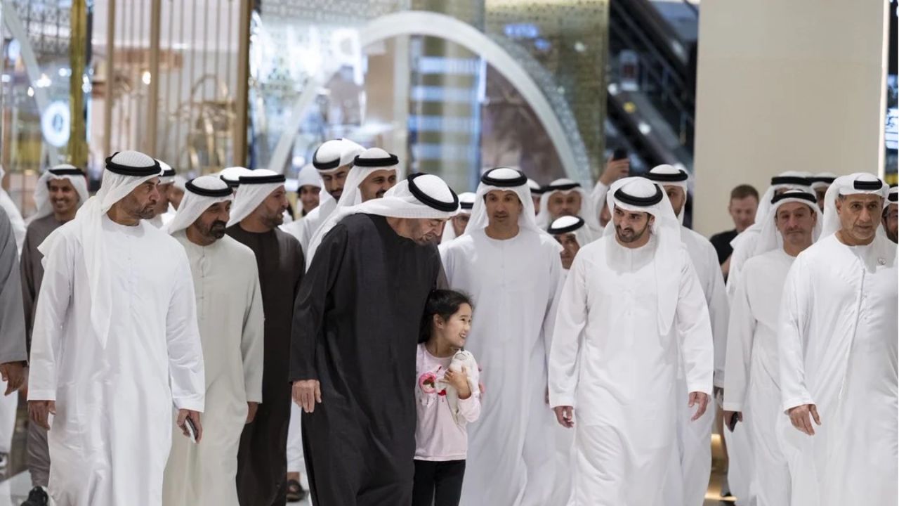 दुबई मॉलमध्ये खळबळ! इराणच्या मिसाईल हल्ल्यांदरम्यान राष्ट्राध्यक्ष आले अन्….; पहा काय घडलं? VIDEO VIRAL