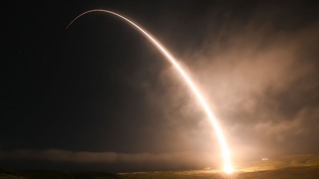 Doomsday Missile: जगाच्या अंतासाठी एकच मिनिट पुरेसा! अमेरिकेने केली हिरोशिमा अणुबॉम्बपेक्षा 20 पट जास्त घातक क्षेपणास्त्र चाचणी