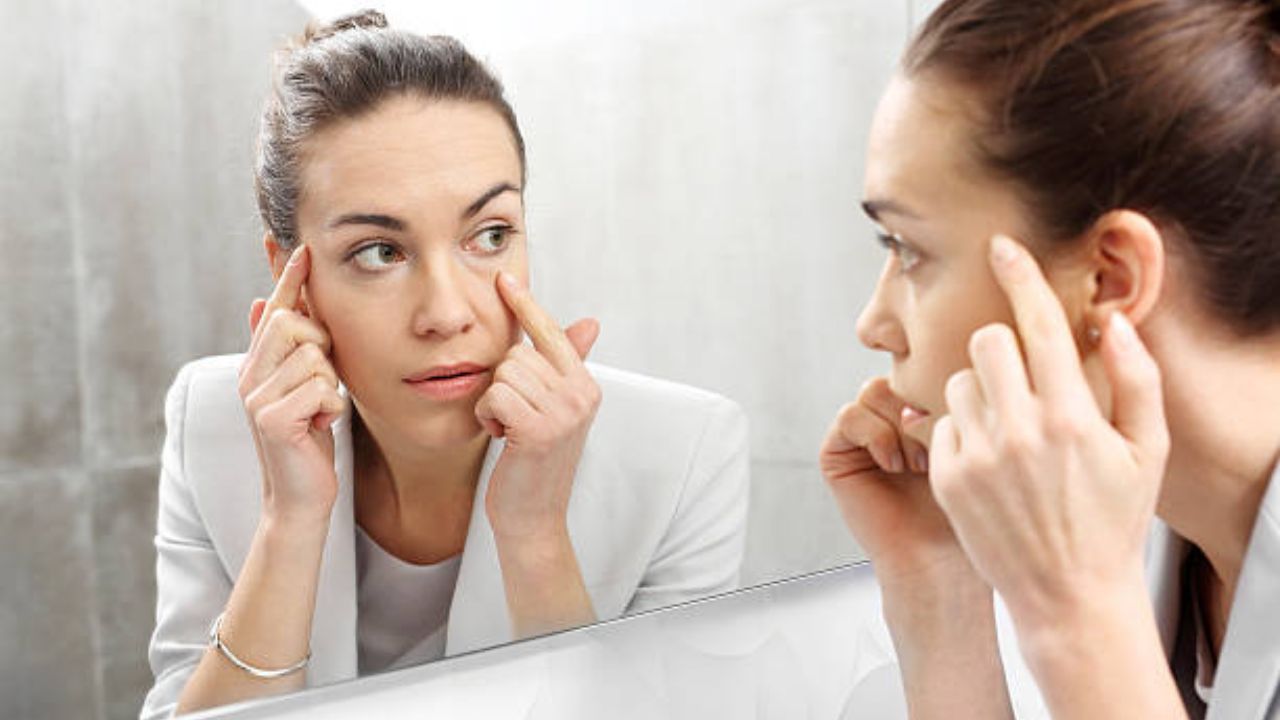 Skin Care Tips: तरुण वयात चेहऱ्यावर आलेल्या सुरकुत्या होतील गायब! रात्री झोपण्याआधी त्वचेवर करा ‘या’ तेलाने मसाज