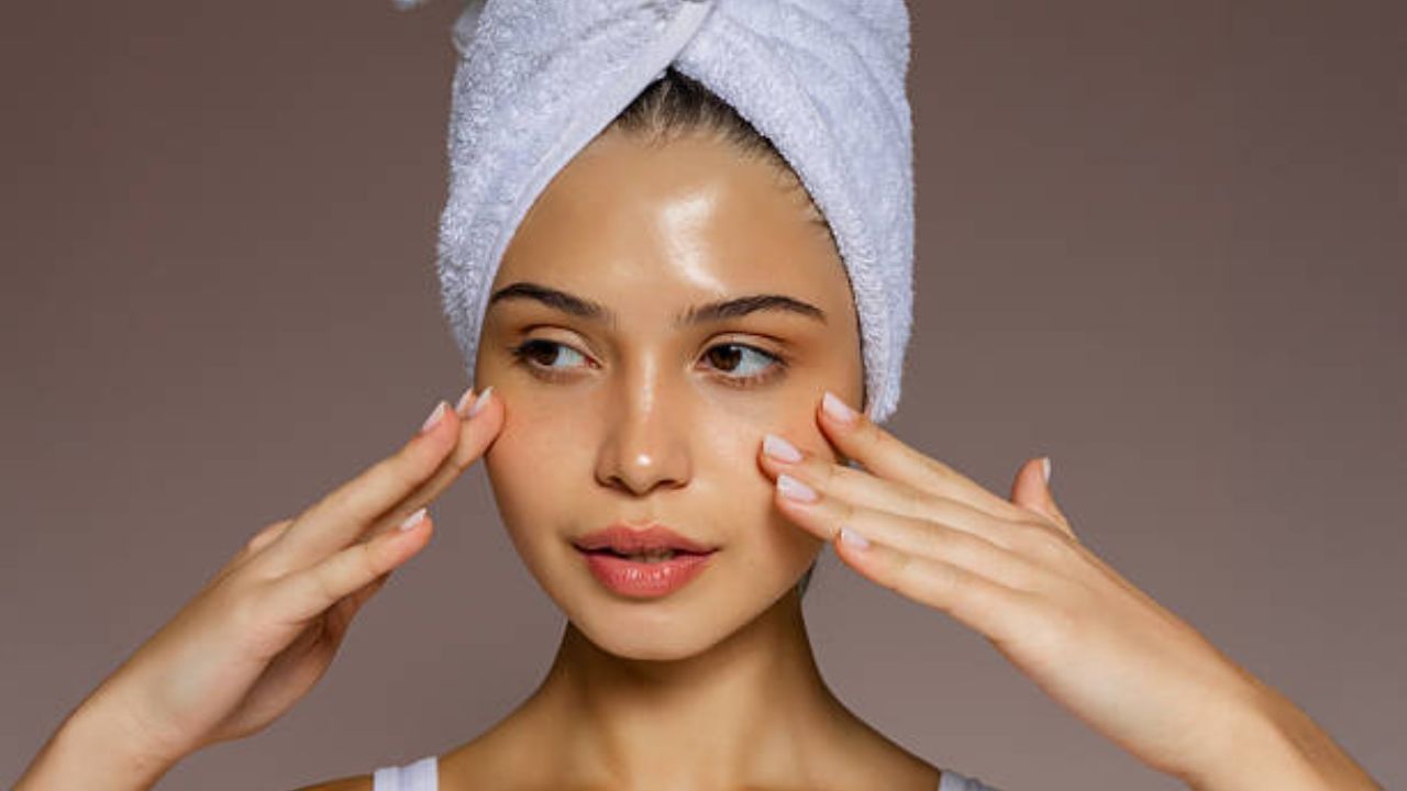 चेहऱ्यावर वाढलेल्या टॅनिंगमुळे त्वचा काळवंडलेली दिसते? मग ‘या’ पद्धतीने करा बेसन पिठाचा वापर, चेहरा होईल तेजस्वी