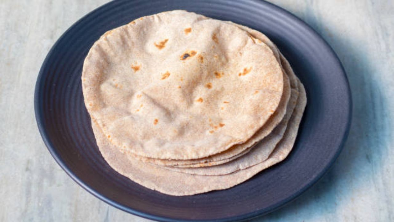 दिवसभर सतत काहींना काही शारीरिक हालचाली होत असतात. पण रात्रीच्या वेळी शारीरिक हालचाल जास्त होत नाही. याचा थेट परिणाम पचनावर लगेच दिसून येतो. यामुळे पोटावर अनावश्यक चरबीचे परिणाम वाढू लागते. 