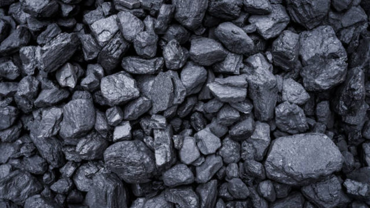 कोळशाने लावली अर्थव्यवस्थेला आग! दरात प्रति किलो दुपटीने वाढ; गॅस एजन्सीबाहेर अजूनही रांगा