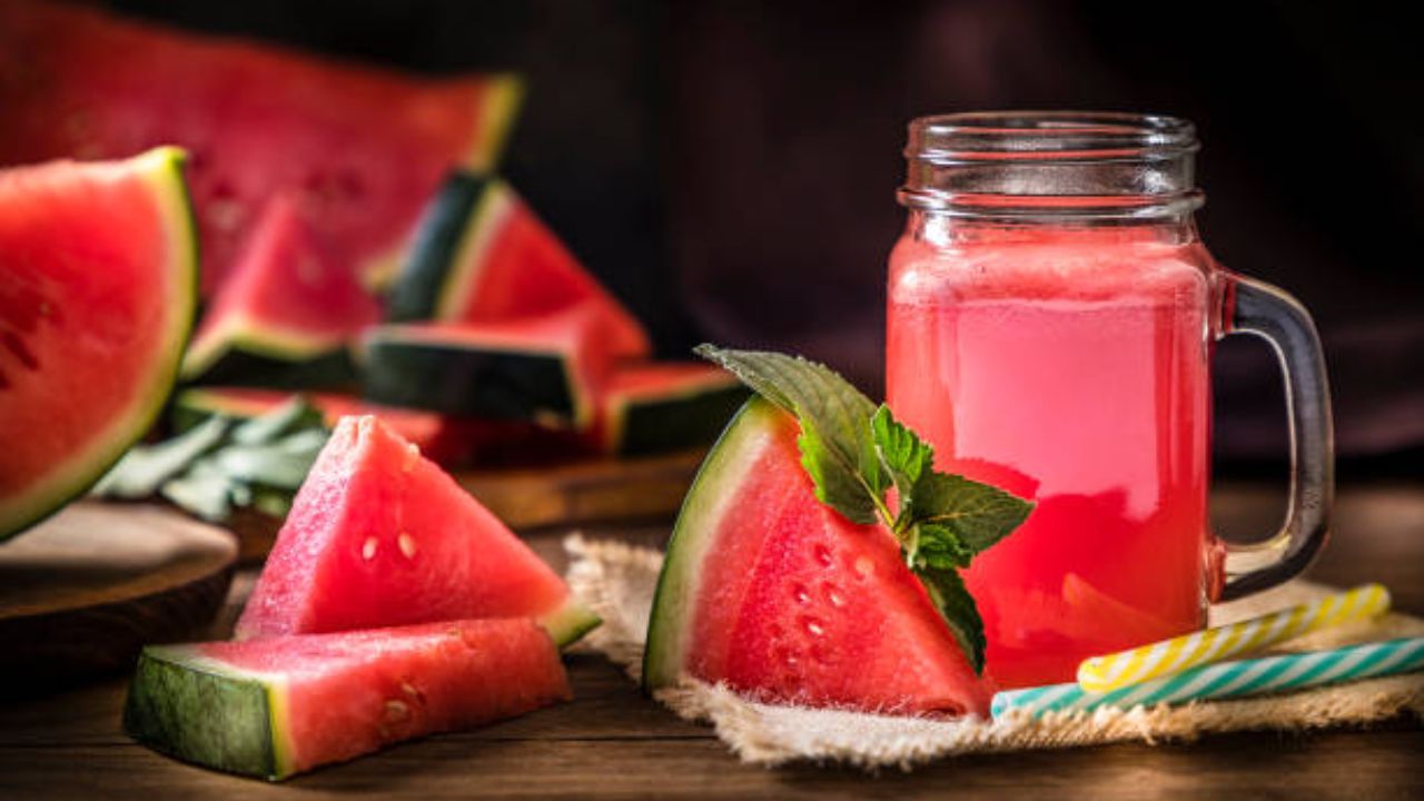 उन्हाळ्यात शरीर हायड्रेट ठेवण्यासाठी नियमित प्या ‘या’ फळाचा रस, राहाल कायमच ताजेतवाने