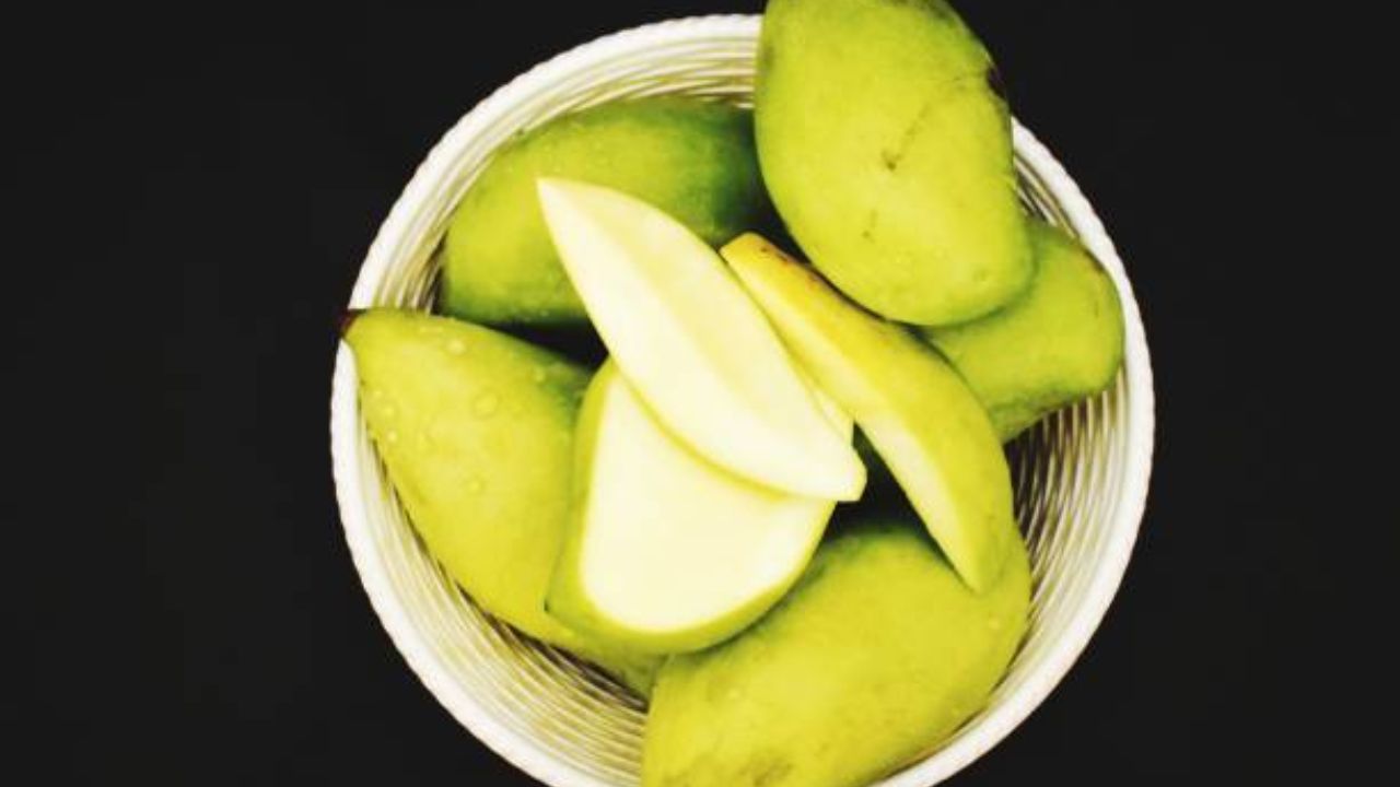 पोटाच्या आजारांसाठी कच्ची कैरी अतिशय प्रभावी ठरते. यामध्ये असलेल्या फायबरमुळे पचनक्रिया सुधारते आणि बद्धकोष्ठता, गॅसच्या त्रासापासून कायमची सुटका मिळते. 