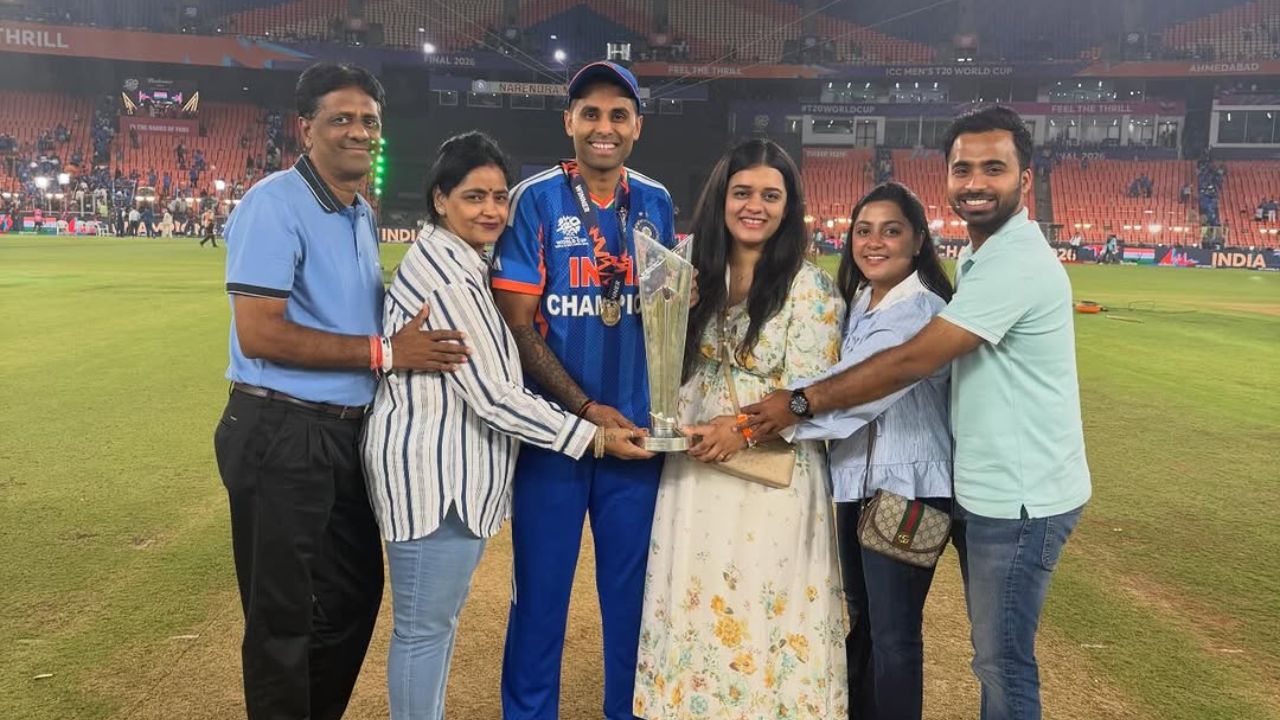 भारताचा कर्णधार सुर्यकुमार यादवची पत्नी देविशा शेट्टी बऱ्याचदा स्टेडियमध्ये पाहायला मिळते. यावेळी सुर्यकुमार यादव यांची फक्त पत्नीच नाही तर परिवारामधील अनेक लोक या विश्वचषकाच्या जल्लोषामध्ये सामील झाले होते. फोटो सौजन्य - सोशल मिडिया