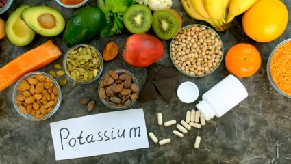 घरातील छोटी मोठी काम करताना थकल्यासारखे वाटते? मग शरीरातील पोटॅशियमची कमतरता भरून काढण्यासाठी आहारात करा बदल