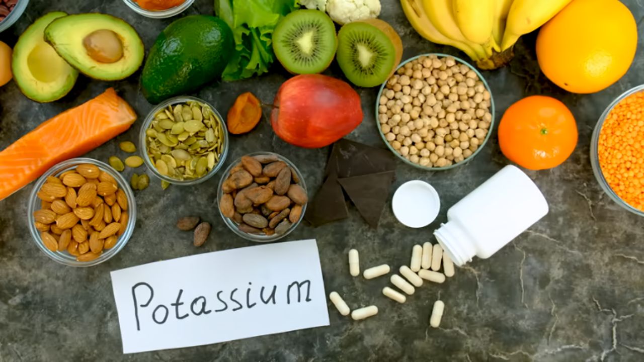 घरातील छोटी मोठी काम करताना थकल्यासारखे वाटते? मग शरीरातील पोटॅशियमची कमतरता भरून काढण्यासाठी आहारात करा बदल