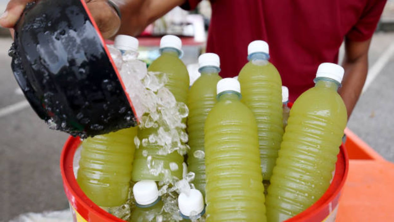 ऊसाचा रस प्यायल्यामुळे शरीर डिटॉक्स होते, असे अनेकांना वाटते. पण ऊसाचा रस प्यायल्यानंतर शरीरातील घाण बाहेर पडून जात नाही. बॉडी डिटॉक्स करण्यासाठी इतर लिंबू पाण्याचे सेवन करावे. 