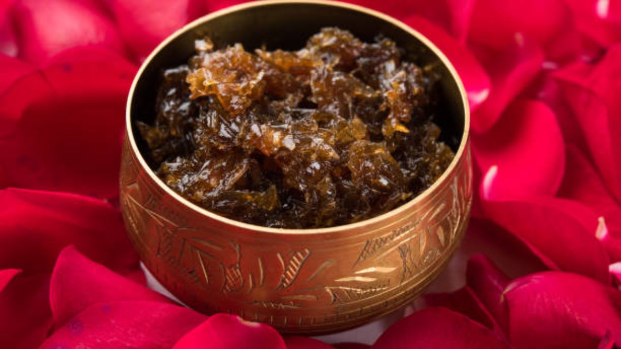 वाढत्या उन्हाळ्यात शरीरात टिकून राहील थंडावा! १० मिनिटांमध्ये झटपट बनवा गुलकंद, गॅस अपचनाचा त्रास होईल नाहीसा