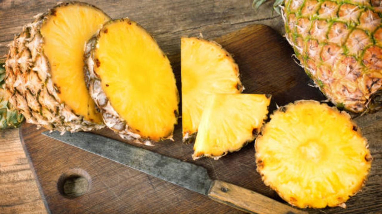 अननस संध्याकाळच्या नाश्त्यात किंवा सकाळच्या नाश्त्यात खावे. ही दोन्ही फळे खाल्ल्यामुळे शरीराला आवश्यक प्रमाणात पाणी मिळते.याशिवाय शरीरात वाढलेला थकवा सुद्धा कमी होतो.