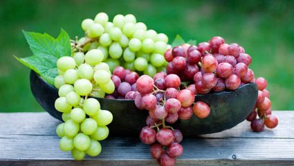 Grapes Benefits: आंबट गोड द्राक्ष खाताना घ्या ‘या’ गोष्टींची काळजी, जाणून घ्या कधी आणि किती प्रमाणात करावे द्राक्षांचे सेवन
