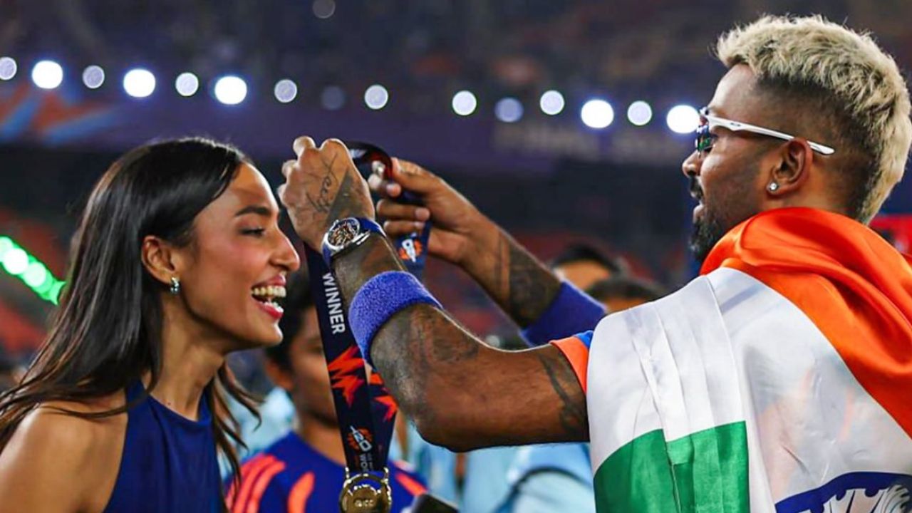 भारताचा स्टार ऑलराउंडर हार्दिक पांड्या त्याची गर्लफ्रेंड माहिका शर्मासोबत बऱ्याचदा पाहायला मिळाला आहे. त्याने या स्पर्धेमध्ये कमालीची कामगिरी केली आहे. फोटो सौजन्य - सोशल मिडिया