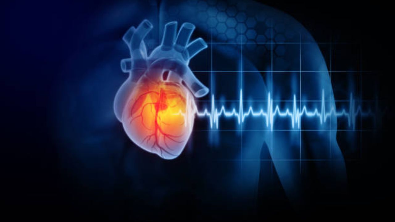 सायलेंट हार्ट अटॅक येण्याआधी शरीरात दिसून येतात ‘ही’ गंभीर लक्षणे, चुकूनही करू नका दुर्लक्ष अन्यथा गमवावा लागेल जीव