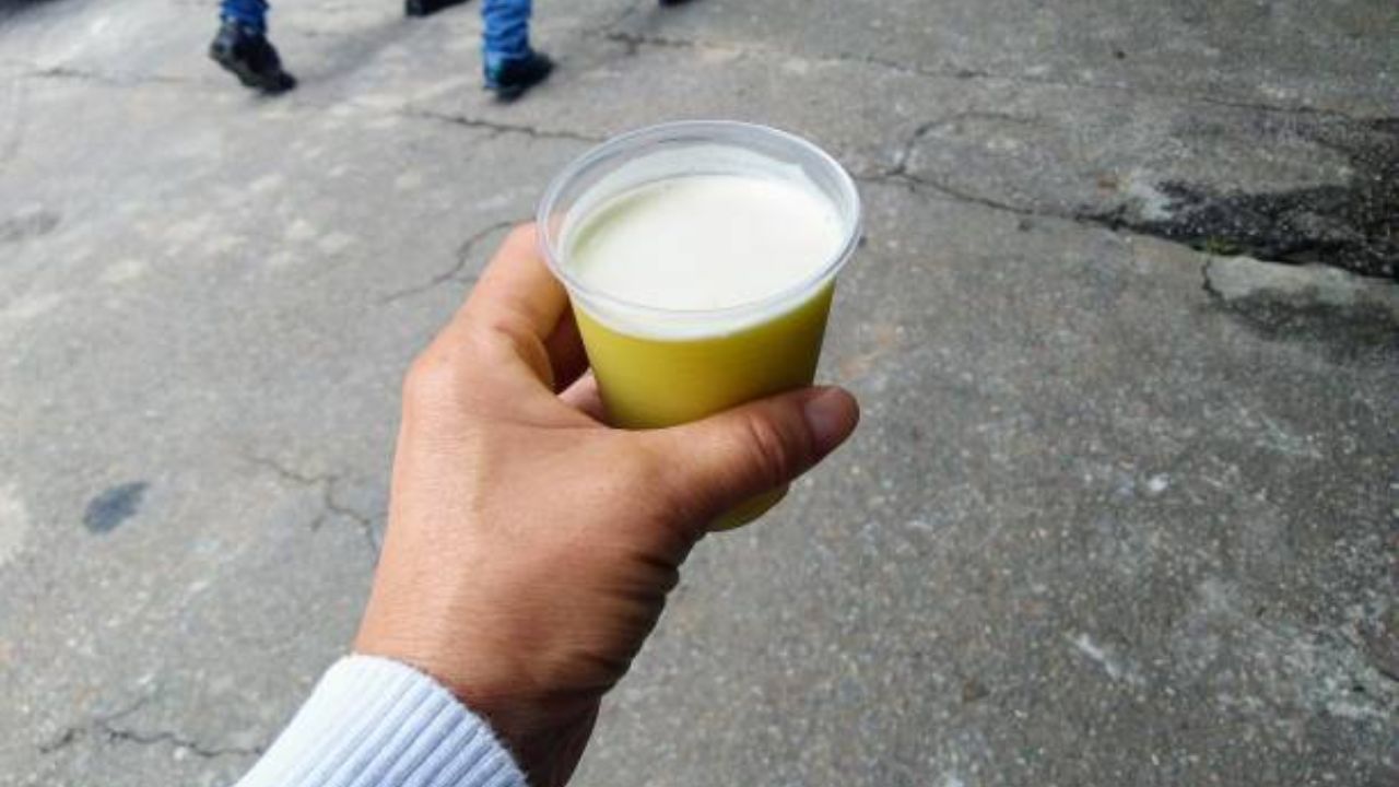 कावीळ झाल्यानंतर बऱ्याचदा ऊसाचा रस प्यायला जातो. पण कावीळ आणि ऊसाचा रस यांचा एकमेकांशी कोणताही संबंध नाही. कावीळची लक्षणे जाणवू लागल्यास तातडीने डॉक्टरांच्या सल्ल्याने उपचार करावेत. 