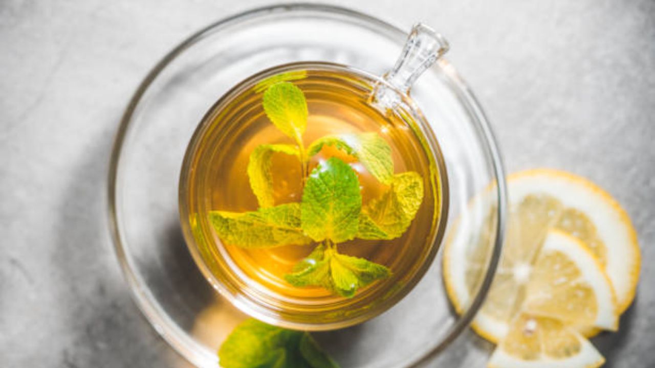 पचनसंस्थेतील स्नायूंना आराम देण्यासाठी पुदिन्याच्या पानांचा चहा प्यावा. पोट फुगणे आणि इरिटेबल बाऊल सिंड्रोम यांसारख्या समस्यांपासून आराम मिळवण्यासाठी पुदिन्याची पाने फायदेशीर ठरतील.